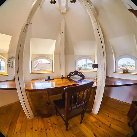 Luxurious Parizska Apt With View דירה *