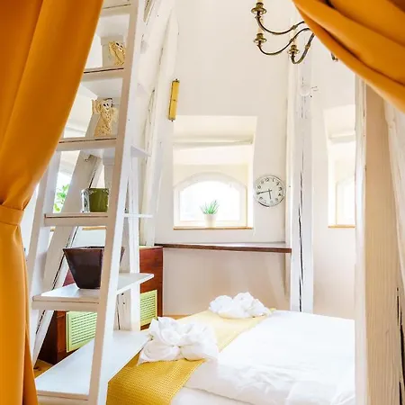 Luxurious Parizska Apt With View דירה *